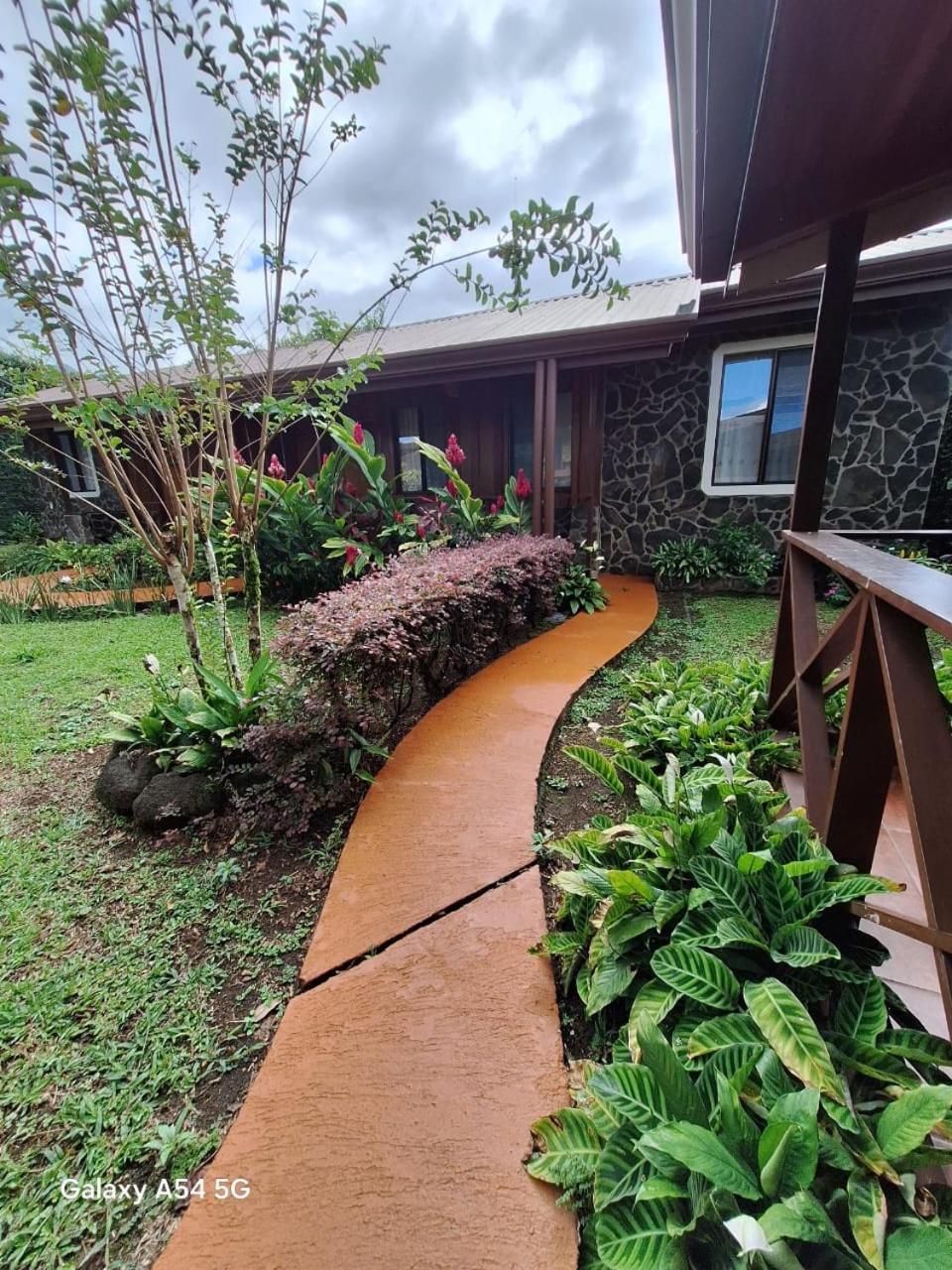 Iris Arenal Hotel La Fortuna ภายนอก รูปภาพ